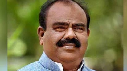 ఎన్నికల ప్రచారంలో పాడె మోసిన స్పీకర్ మధుసూదనాచారి