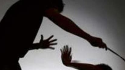 కారణమిదే: తల్లీ, కూతుళ్లను బట్టలిప్పి చితకబాదిన పోలీసులు