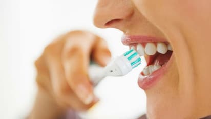 ব্রাশের সময় সামান্য এই পরিবর্তন, দাঁত রাখবে মজবুত ও ঝকঝকে সাদা