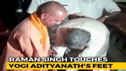 നാമനിര്ദേശ പത്രിക സമര്പ്പണം; യോഗി ആദിത്യനാഥിന്റെ കാൽതൊട്ട് വണങ്ങി ഛത്തീസ്ഗഡ് മുഖ്യമന്ത്രി