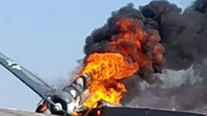 రోడ్డుపైనే కూలిన విమానం