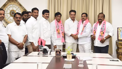 బిజెపికి షాక్.... టీఆర్ఎస్‌‌లో చేరిన కరీంనగర్ జిల్లా అధ్యక్షుడు