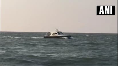 సముద్రంలో  బోల్తా:  పడవలో మహా సీఎస్ సహ పలువురు అధికారులు