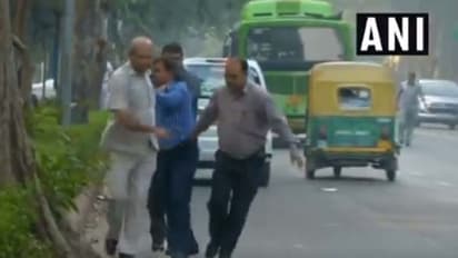 సీబీఐ మాజీ డైరెక్టర్ అలోక్ వర్మ ఇంటి వద్ద కలకలం.. ఆ నలుగురు ఎవరు..?