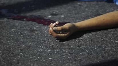 హైదరాబాద్లో మళ్లీ నడిరోడ్డుపై దారుణం... సినిమా చూసిన జనం