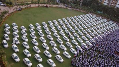 ఉద్యోగులకు దీపావళి కానుక.. కార్లు, ఫ్లాట్స్