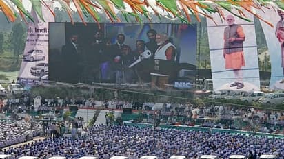 गुजरात में दिवाली से पहले हीरा कंपनी के 600 कर्मचारी बने 'कारवाले', पीएम मोदी ने दी चाबी