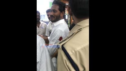 విశాఖ విమానాశ్రయంలో వైఎస్ జగన్ పై దాడి (ఫోటోలు)