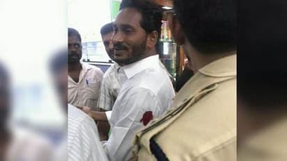 జగన్ పై దాడికి వాడిన కత్తికి విషం పూశారా: పరీక్షలు చేసిన వైద్యులు