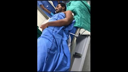 జగన్‌పై దాడి: కిచెన్‌లో ఉండాల్సిన శ్రీనివాసరావు సర్వీస్ బోయ్‌గా ఎందుకు