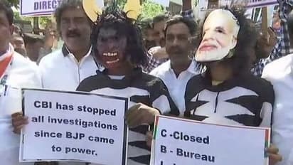 आलोक वर्मा के समर्थन में सीबीआई दफ्तर के बाहर कांग्रेस का धरना