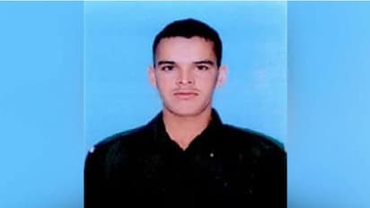 സൈനിക വ്യൂഹത്തിന് നേരെയുണ്ടായ പ്രതിഷേധക്കാരുടെ കല്ലേറില് സൈനികന് കൊല്ലപ്പെട്ടു