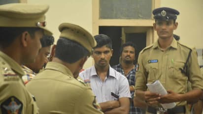 జగన్పై దాడి కేసులో నిందితున్ని కోర్టుకు తీసుకెళ్తున్న పోలీసులు (ఫోటోలు)