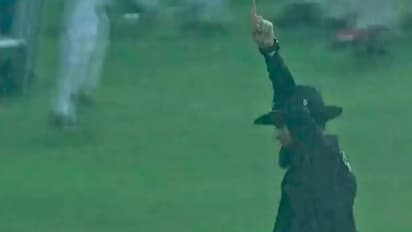 జోరువానలోనూ అపైరింగ్...ఆటగాళ్లు మైదానం వీడినా తడుస్తూనే....