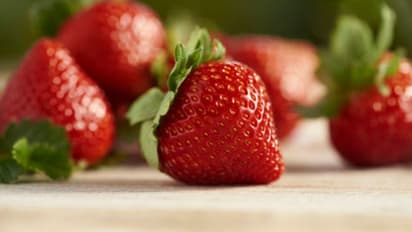 മുഖം തുടുപ്പിക്കാന് സ്ട്രോബെറി; ഉപയോഗിക്കേണ്ടതിങ്ങനെ...