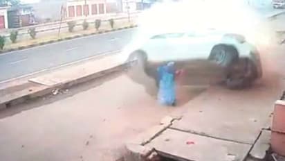 ഡിവൈഡറില് തട്ടി വായുവില് കറങ്ങിത്തിരിഞ്ഞ് കാര് വഴിയാത്രക്കാരിയുടെ മുകളില് വീണു