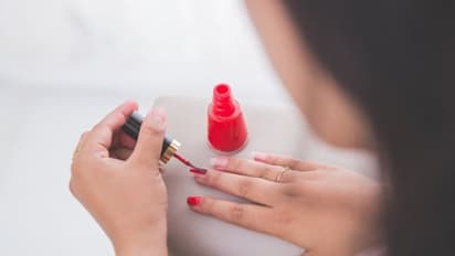 நெயில் பாலிஷ் பிரியரா..? இந்த பதிவு உங்களுக்கு தான்... கண்டிப்பா படிங்க..