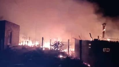 తూర్పుగోదావరి జిల్లాలో భారీ అగ్నిప్రమాదం.. కాలి బూడిదైన 61 గుడిసెలు