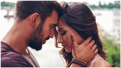 శృంగారానికి ముందు ఆ అలవాటు.. అసహ్యించుకుంటున్న భార్యలు