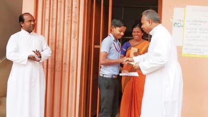 റോഡില് വീണ അഞ്ച് ലക്ഷവുമായി വാഹനത്തിന് പിന്നാലെ ഓടി തിരികെ നല്കിയ ഒന്പതാം ക്ലാസുകാരന്; സുബിന് അഭിനന്ദനപ്രവാഹം