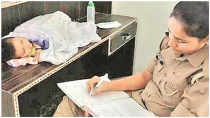 கை குழந்தையுடன் வேலை செய்த பெண் காவலர்..! பின்னர் நடந்தது என்ன தெரியுமா..?