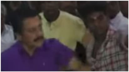 சிவக்குமார் போனைத் தட்டிவிடும் முன்பு எடுக்கப்பட்ட செல்ஃபி! கொடூர கோப முகத்தை நீங்களே பாருங்களேன் !