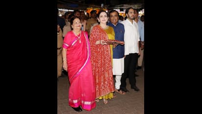 ईशा की शादी का कार्ड लेकर सिद्धिविनायक के दरबार पहुंचा अंबानी परिवार