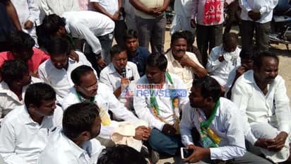 మోత్కుపల్లి నర్సింహులుపై ప్రత్యర్థుల దాడి...తీవ్ర ఆందోళన