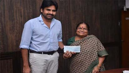 జనసేన ఆఫీస్ కి అంజనాదేవి, రూ.4లక్షల విరాళం:తల్లి ఆశీస్సులు తీసుకున్న పవన్