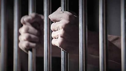 విద్యార్థినిపై లెక్కల మాస్టర్ అత్యాచారం... 21 ఏళ్లు జైలుశిక్ష