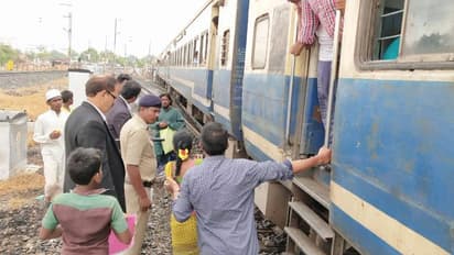 పెన్నా వంతెనపై హటాత్తుగా ఆగిపోయిన జన శతాబ్ది....ప్రయాణికుల ఇబ్బందులు (ఫోటోలు)