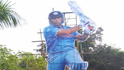 కేరళ అభిమానులకు ధోనీ ఫీవర్....ఐదో వన్డే సందర్భంగా భారీ కటౌట్ (వీడియో)