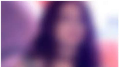 குளியல் அறையில் கட்டிப்பிடித்து முத்தம்! அப்பா வயது நடிகரை கிழித்து தொங்கவிட்ட இளம் நடிகை!