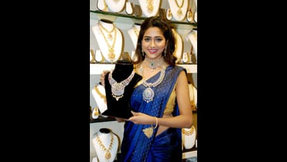 అనూటెక్స్ డైమెండ్ జ్యువలరీని ప్రారంభించిన నటి షాలు, మోడల్స్ (ఫోటోలు)