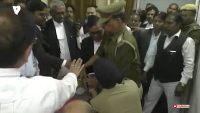 कोर्ट परिसर में वकीलों ने दो दरोगाओं को पीटा, एसपी के साथ भी अभद्रता