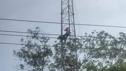 സ്ഥല പ്രശ്നത്തില് പരിഹാരം കണ്ടില്ലെങ്കില് ആത്മഹത്യയെന്ന് ഭീഷണി; മൊബൈൽ ടവറില് കയറിയ ഭിന്നശേഷിക്കാരനെ സാഹസികമായി താഴെയിറക്കി