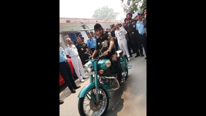 रिटायरमेंट के बाद बाइक से घर गए सेना के इंटीग्रेटेड डिफेंस स्टाफ के प्रमुख