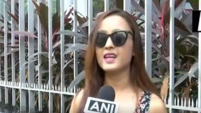 ರಾತ್ರಿ ಪೊಲೀಸ್ ಮುಂದೆ ಮಾಡೆಲ್ ಬಟ್ಟೆ ಬಿಚ್ಚಿದ್ಯಾಕೆ? ಬೆಳಗ್ಗೆ ಹೇಳಿದ್ದೇನು?