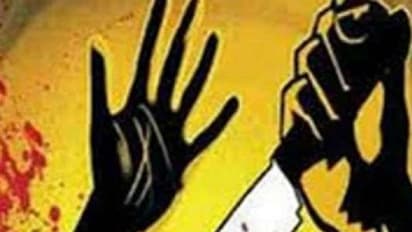 టీచర్ పాడుబుద్ధి, ప్రేమించలేదని విద్యార్థినిపై కత్తితో దాడి