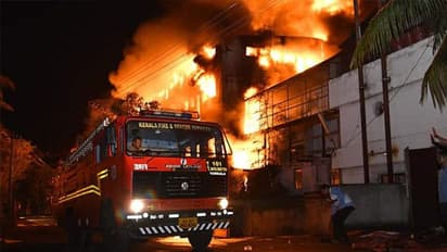 മണ്‍വിള ഫാമിലി പ്ലാസ്റ്റിക്ക് കമ്പനിയിലെ തീ പിടിത്തം (ചിത്രങ്ങള്‍ കാണാം)
