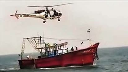 ഹെലികോപ്റ്ററിലെത്തി നടുക്കടലില് നിന്ന് മീന്വാങ്ങി - വീഡിയോ