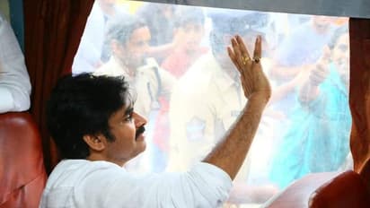 పవన్ కల్యాణ్ రైలు యాత్ర (ఫొటోలు)