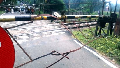 ലോറിയിടിച്ച് റെയില്വേ ഗേറ്റ് തകര്ന്നു; മണിക്കൂറുകളോളം ഗതാഗതം മുടങ്ങി