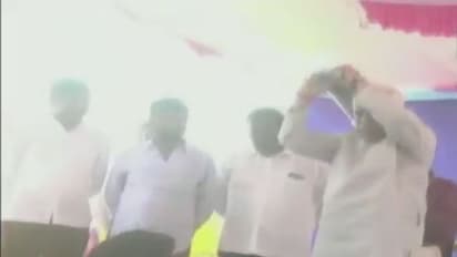 कांग्रेसी मंत्री की शर्मनाक हरकत कैमरे में कैद