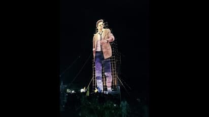 கேரளாவிலும் சர்கார் மேனியா !! 175 அடி உயரத்தில் விஜய்க்கு கட்-அவுட் வைத்து அசத்திய ரசிகர்கள் !!