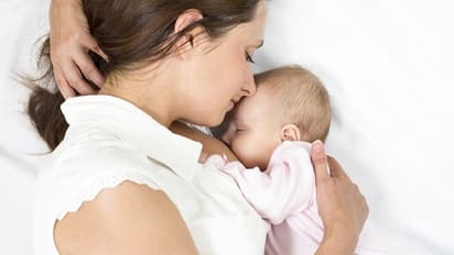 பச்சிளம் குழந்தைகளை படுக்க வைத்து பால் கொடுத்தால் என்ன நடக்கும்... தாய்மார்களே.!உஷார்..உஷார்.!!