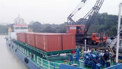 गंगा में पहली बार जलपोत से माल ढुलाई शुरू, 16 कंटेनर लेकर कोलकाता से वाराणसी निकला पोत