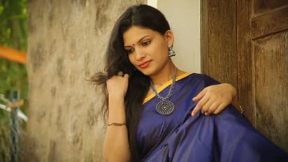 ലോക്ക് ഡൗണില്‍ സീറ്റ് ബെല്‍റ്റില്ലാതെ കാറില്‍; ചോദ്യം ചെയ്തതിന് കയര്‍ത്ത് രശ്‍മി നായര്‍; വെറുതെവിട്ട് പൊലീസ്