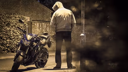 ಚಿಕ್ಕಬಳ್ಳಾಪುರ: ಕಾರಿನಲ್ಲಿ ಬಂದು ಬೈಕ್ ಕಸಿದು ಪರಾರಿಯಾದ ಖದೀಮರು