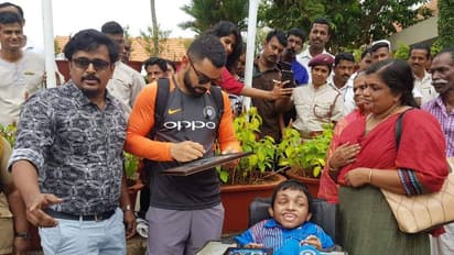 ವಿಶೇಷ ಅಭಿಮಾನಿ ಭೇಟಿಯಾದ ಕೊಹ್ಲಿ, ಧೋನಿ!